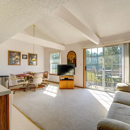 Cozy Condo With Golf Course View In Branson!